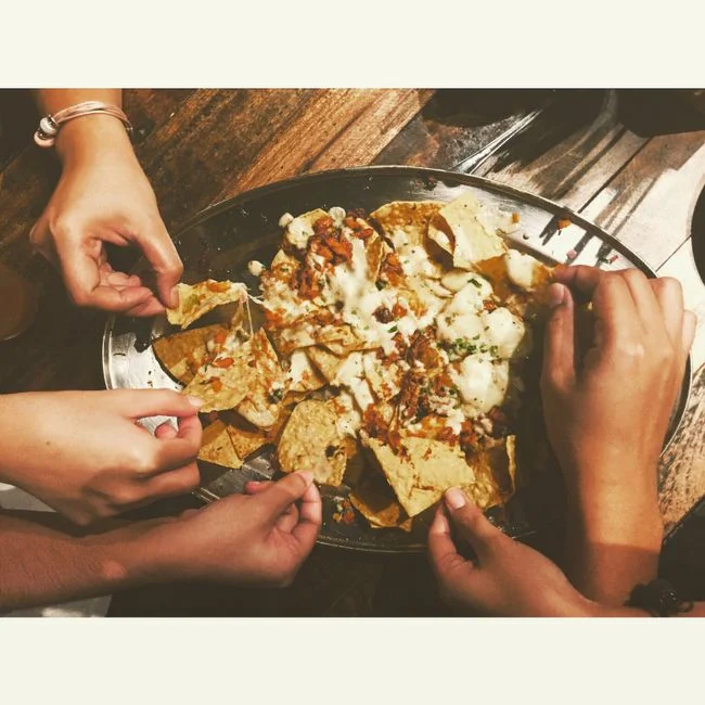 NACHOS: totopos con queso, jalapeños, guacamole y pico de gallo